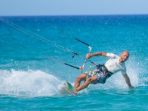 Man kann Tretboote, Surfbretter und anderes ausleihen, oder einen Tauch- Kitekurs machen.