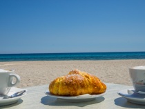 Oder einfach ein italienisches Strandfrühstück genießen