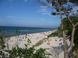 der  nahe, wunderschöne Sandstrand