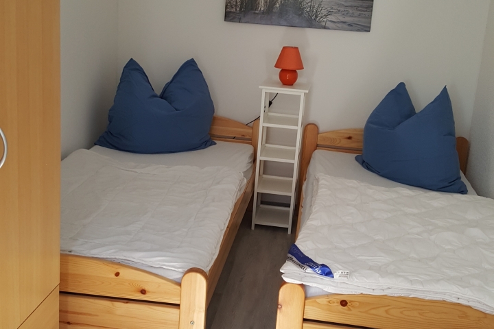 Im Schlafzimmer sind sogar drei Betten - für alle Fälle....
