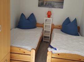 Im Schlafzimmer sind sogar drei Betten - für alle Fälle....