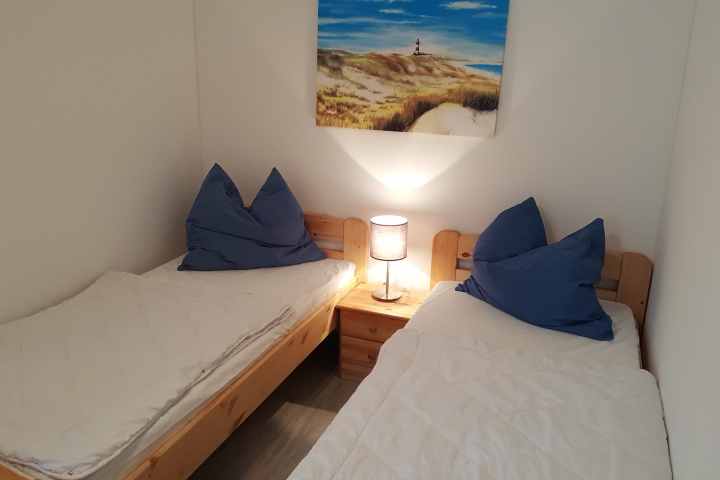 2. Schlafzimmer für Kind(er) oder schnarchenden Partner ?  Ach dabei: Kleiderschrank u. Garderobe
