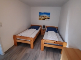 1. Schlafzimmer mit 2 Einzelbetten, Kleiderschrank