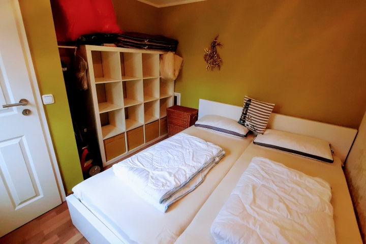 Ihr Schlafraum mit Doppelbett   und Wäscheablage.....