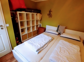 Ihr Schlafraum mit Doppelbett   und Wäscheablage.....