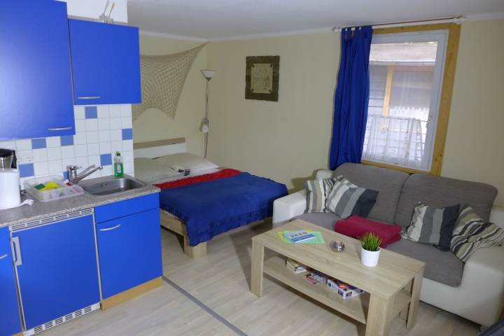 Das Wohnstudio hat auch einen Schlafbereich mit Doppelbett (1,40 x 2,00 m) und Polsterecke (Funktionsmöbel) 