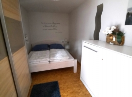 Schlafzimmer mit Kleiderschrank (links) und Schrankbett (rechts)
