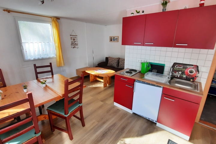 Zur Küchenausstattung gehören auch Kaffeemaschine, Toaster und Wasserkocher