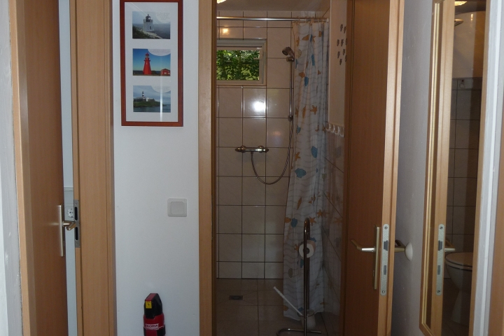 Blick vom Flur ins Bad