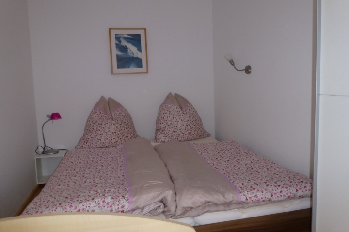 Ihr Schlafraum mit Doppelbett , Einzelbett und Kleiderschrank