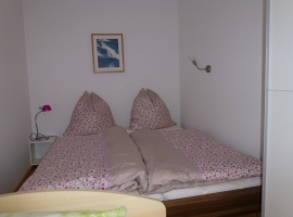 Ihr Schlafraum mit Doppelbett , Einzelbett und Kleiderschrank