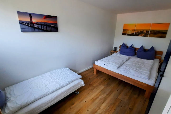 Ihr Schlafraum mit Doppelbett 1,60 x 2,00m)  sowie Kinderbett  (0,75 x 1,60) und natürlich Kleiderschgrank