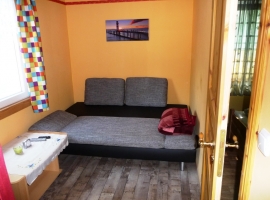 Der Vorraum zum Schlafzimmer -  als Fernsehraum oder zusätzlicher Schlafmöglichkeit mit Funktionscouch 