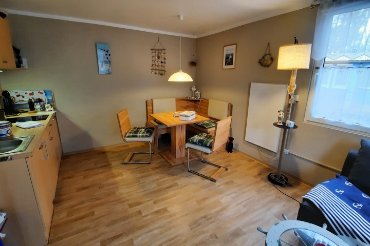 Ihre Ess(und Trink-)ecke, falls es auf der Terrasse zu nass oder windig ist...  