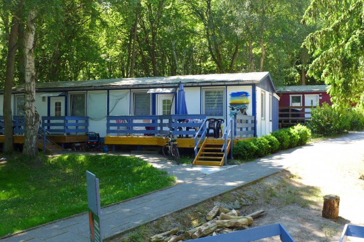 Ferienpark Sanddorn | Bungalow Kay - Typ D Nr. 4 rechts mit Schirm