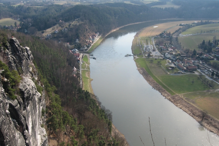 Blick von der Bastei auf die Elbschleife in Rathen