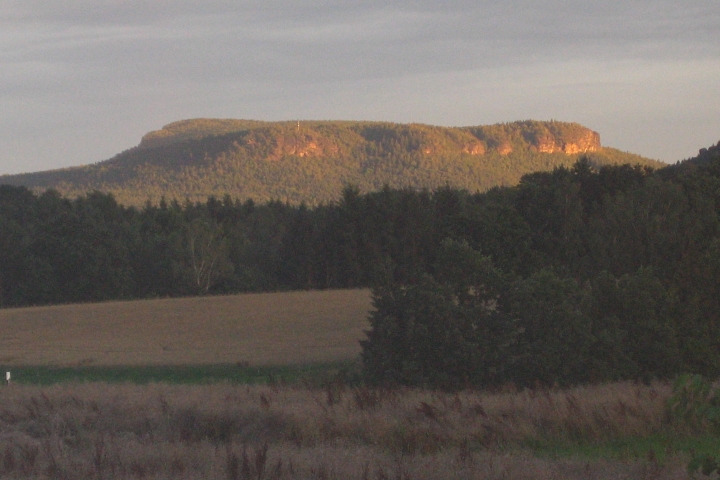 Großer Zschirnstein in der Abenddämmerung