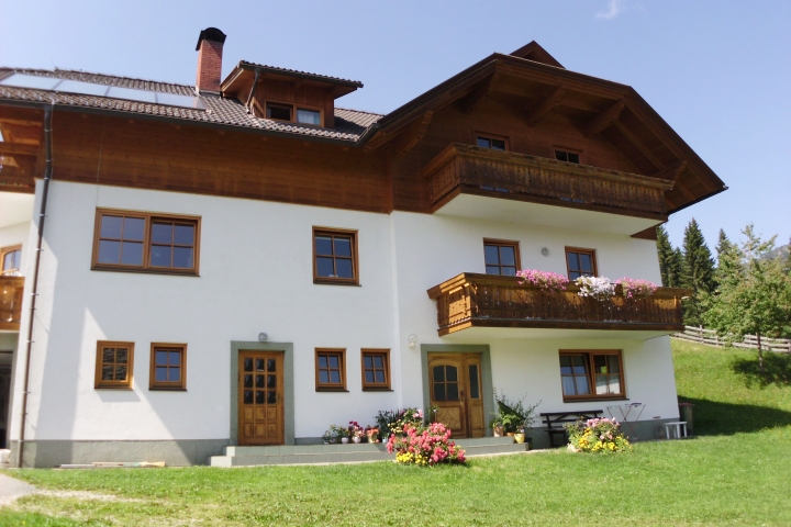 Wohnhaus mit Balkon der Ferienwohnung