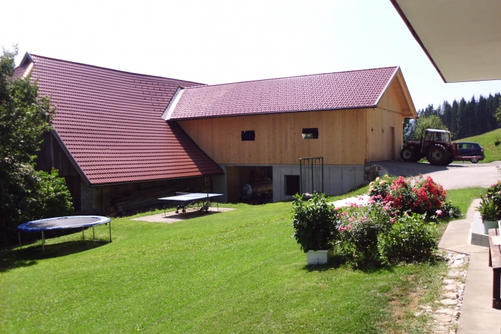 Vorgarten mit Scheune