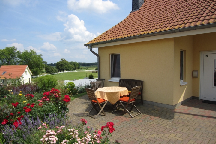 Ferienhaus im Land Fleesensee | Ferienhaus Neukirch Land Fleesensee - Terrasse Hauseingangsseite