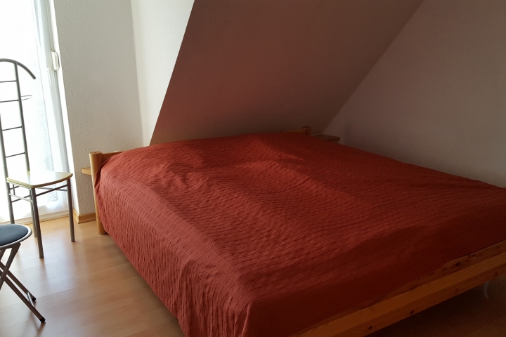 Schlafzimmer 2 mit Blick in den Garten