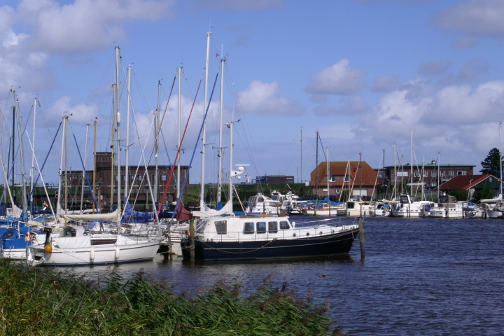 Blick vom Garten Richtung Yachthafen und Schöpfwerk