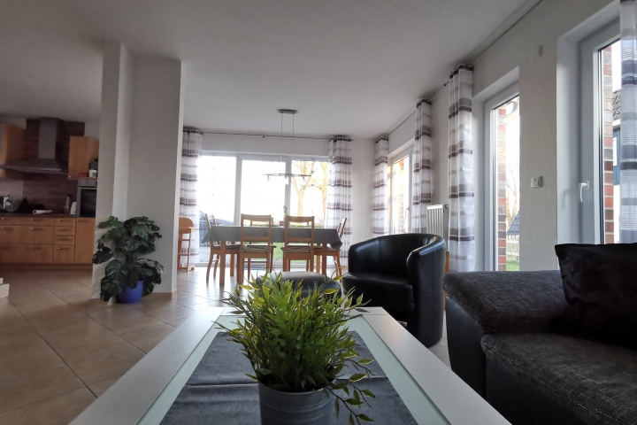 Wohnzimmer mit Esstisch und Blick auf die Harle