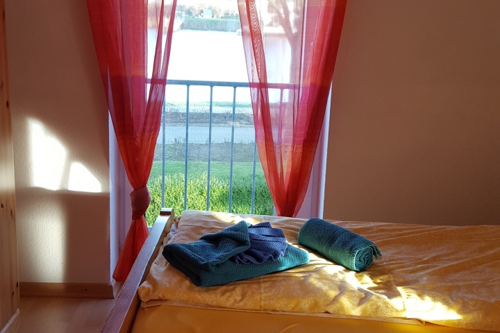 Schlafzimmer 1 mit Blick auf die Harle