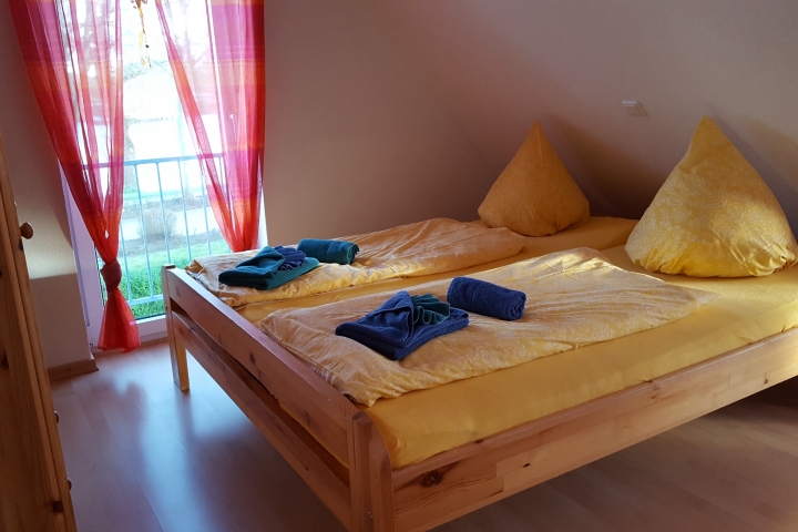 Schlafzimmer 1 mit Blick auf die Harle