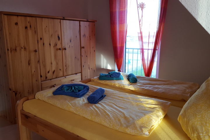Schlafzimmer 1 mit Blick auf die Harle