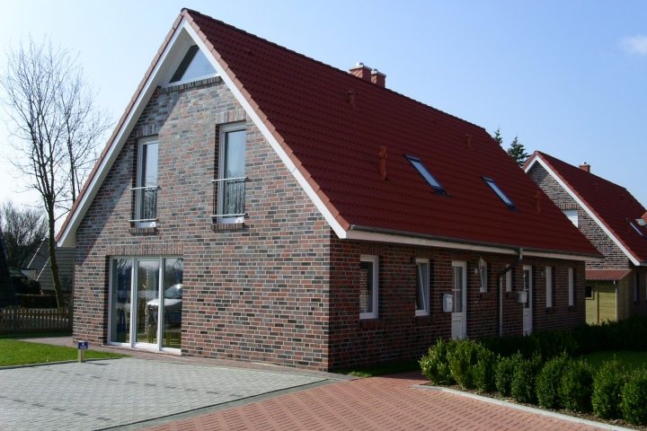 Außenansicht mit Parkplatz