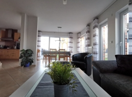 Wohnzimmer mit Esstisch und Blick auf die Harle