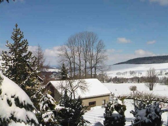 das Ferienhaus im Winter mit Schießberg im Hintergrund
