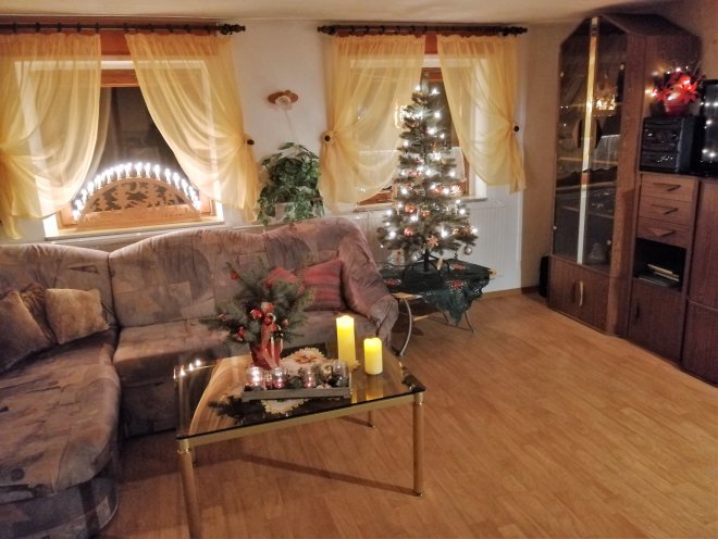 weihnachtlich dekoriertes Wohnzimmer