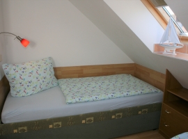 kleines Zwei-Bett-Schlafzimmer im Dachgeschoss