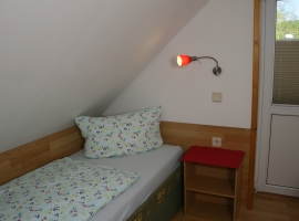 kleines Zwei-Bett-Schlafzimmer im Dachschoss