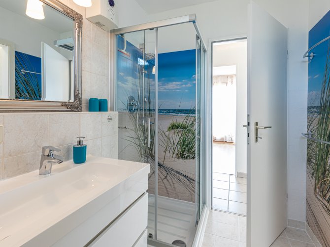 Badezimmer mit Dusche und Waschmaschine