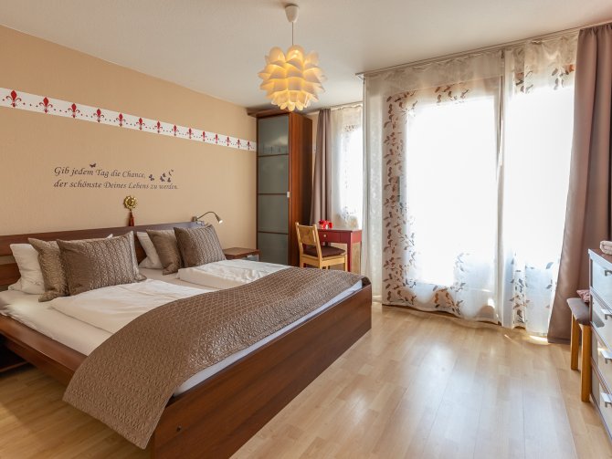 Schlafzimmer mit Zugang zum Balkon