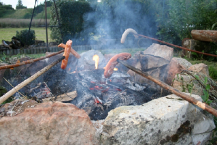 Eigener Lagerfeuergarten, Würstchen braten, Lagerfeuerromantik am Abend...