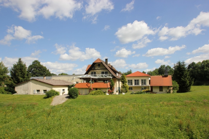 Rund um die Aumühle genießen Sie bequeme, ruhige u.abwechslungsreiche  Sitzplätze, Liegeplätze mit Liegestühlen, Sonnenschirme, Lagerfeuerplatz und Gr