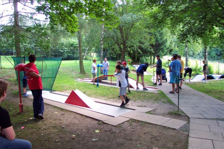Am Ortsrand von Rot am See liegt mitten im Grünen ein gepflegter Minigolfplatz mit Biergarten direkt am Seebach.