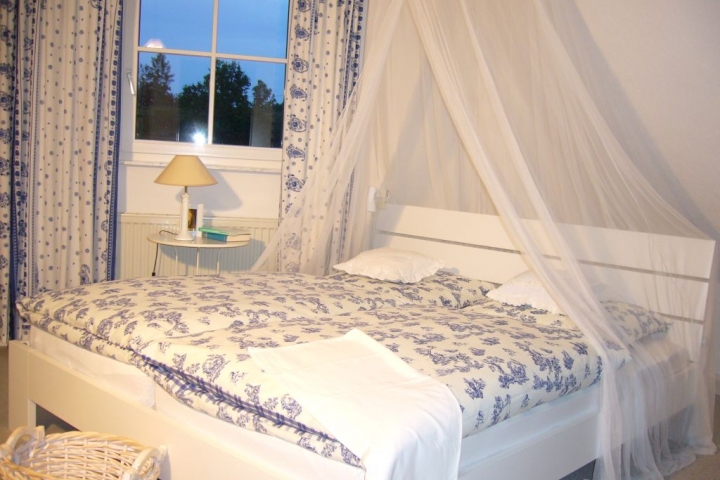 Idyllisch ruhige Nächte in gemütlichen Betten, hier das Schlafzimmer der
