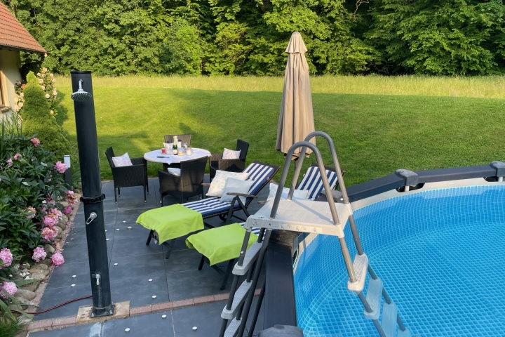 Aussenterrasse am (aufgestellten) Pool