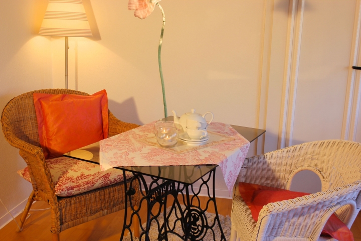 In heller,freundlicher Ferienwohnung den Urlaub genießen. Umgeben von wunderschönen Toile-de-jouy Stoffen auf Sofa, Kissen,z.T. Gardinen u.Wandbespann