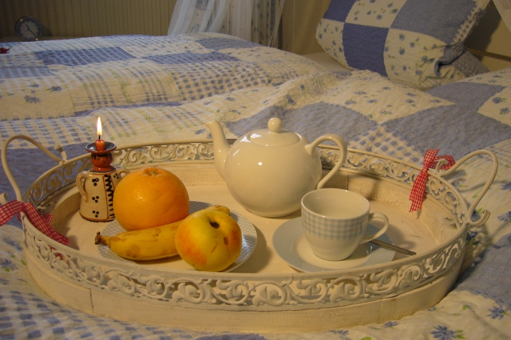 Herrlich - Frühstück im Bett ! So appetittlich angerichtet im nostalgisch schönen Tablett beginnt der Urlaubstag besonders erfreulich.