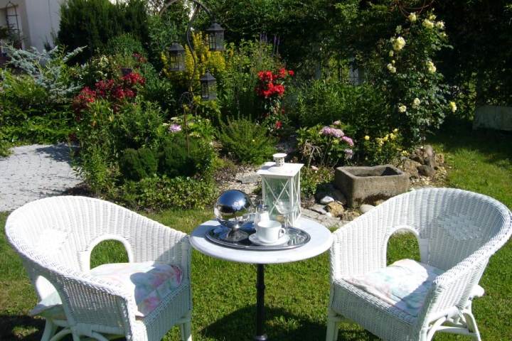 Sitzplatz inmitten von duftender Pflanzung; dort genießen Sie gemütliche Kaffeezeit,Frühstück bei Morgensonne und vieles mehr.