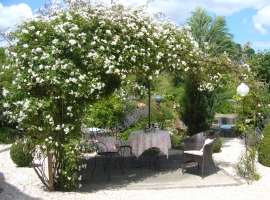 Der romantische Rosenpavillion lädt ein zum Verweilen, schon in der Morgensonne bei Vogelkonzert,ab Mittag bieten die überbordenden Kletterrosen angen