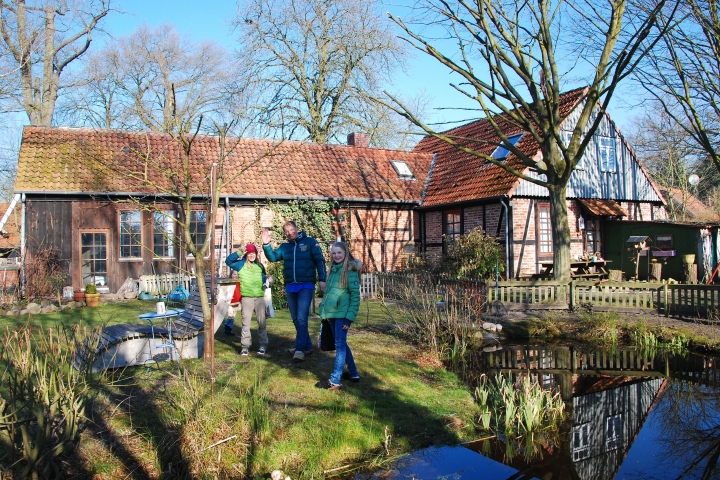 Ferienwohnung Kienmoor | Hintergarten mit Teich und Atelier und Nebenhaus