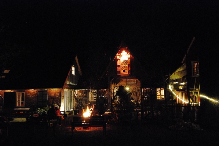 Vordergarten bei Nacht