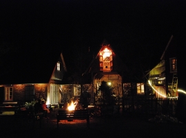 Vordergarten bei Nacht